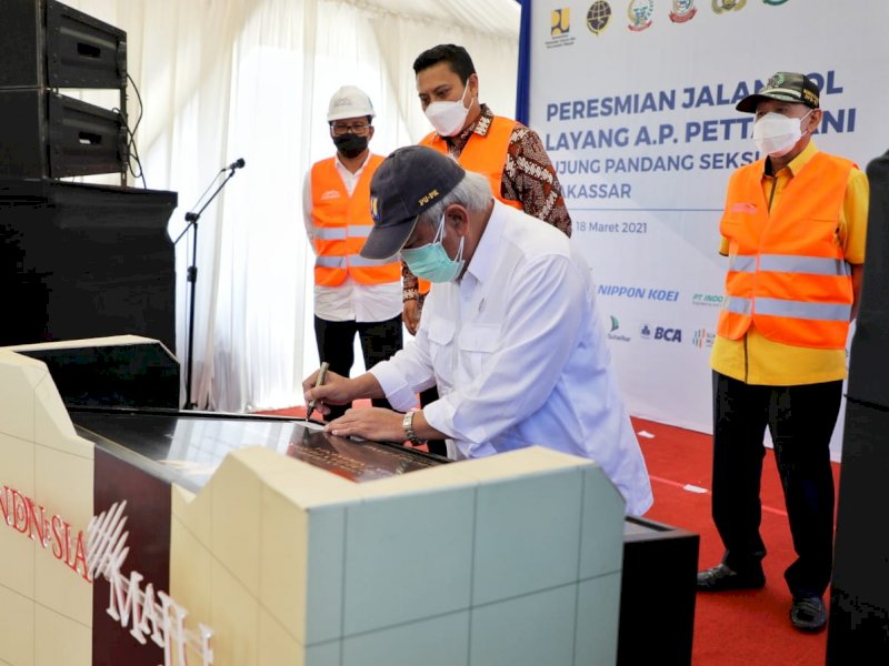 Menteri PUPR saat meresmikan Tol Layang Pettarani. 