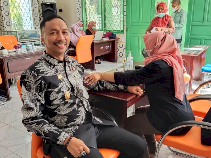 Wabup Wajo Amran saat menerima vaksinasi dosis kedua. 