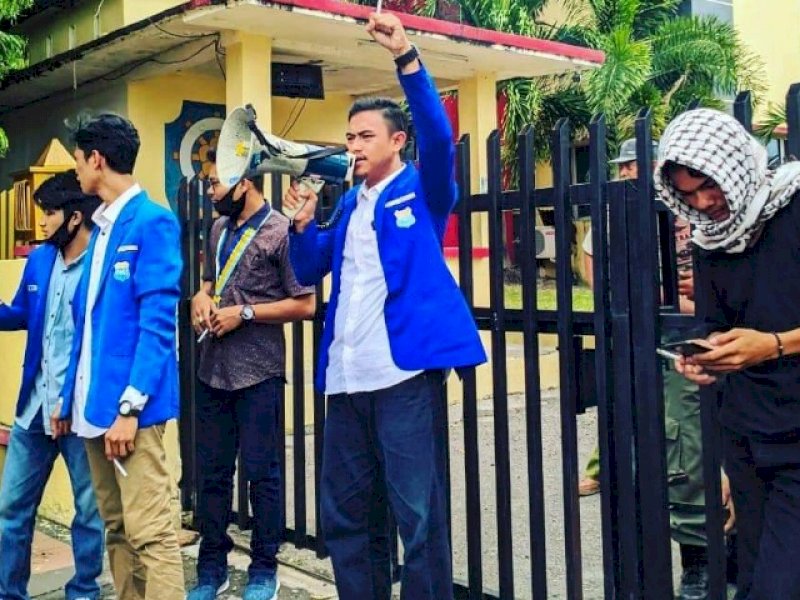 PMII mendesak Pemkab Bulukumba menyikapi kelangkaan solar yang membuat nelayan tak melaut. 