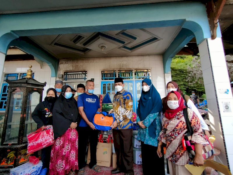 Bupati Wajo saat menyerahkan bantuan untuk korban kebakaran di Sitampae. 