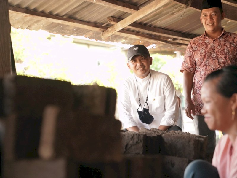 Bupati Bantaeng Ilham Azikin saat mengunjungi salah satu pengusaha kecil di Bantaeng. 