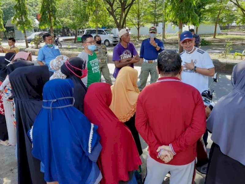 Wabup Bulukumba Edy Manaf berbincang dengan PKL Pantai Merpati. 