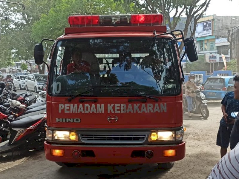 Pemadam Kebakaran saat tiba di lokasi. 
