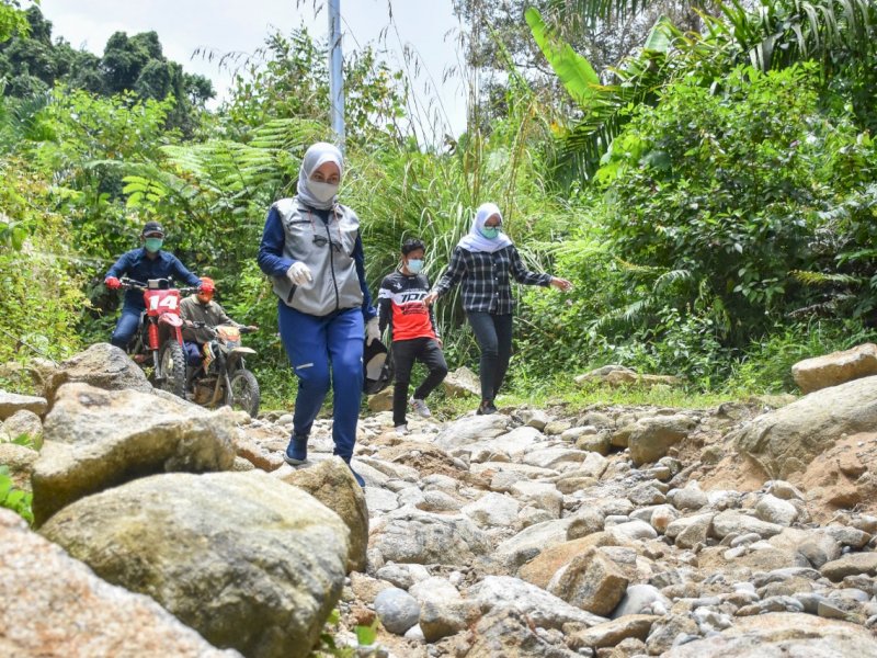 Bupati Luwu Utara Indah Putri Indriani saat melakukan kunjungan kerja ke Dusun Pulao, Sabtu (20/03/2021)