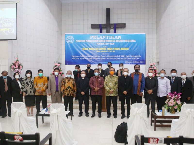 Plt Gubernur dan Wali Kota Makassar saat foto bersama pengurus PGIW. 