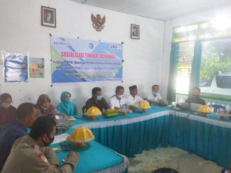 Wakil Ketu DPRD Bulukumba Patudangi Azis saat bertemu warga Kalumeme. 