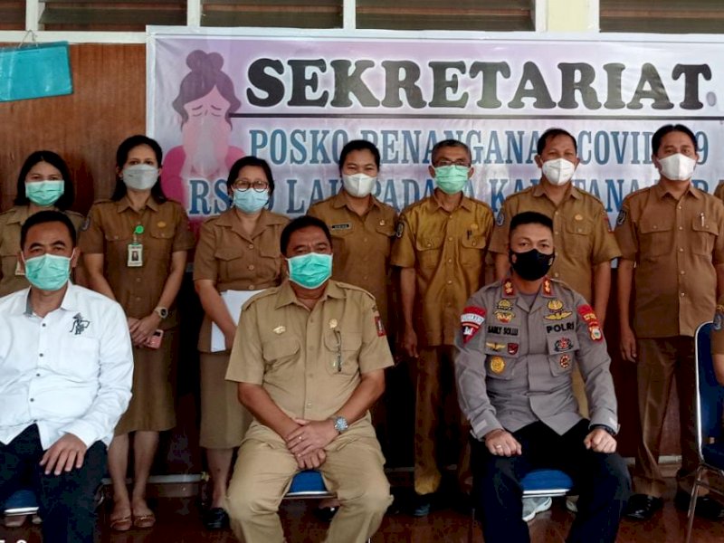 Kapolres Tator saat foto bersama pihak RSUD Lakipadada. 