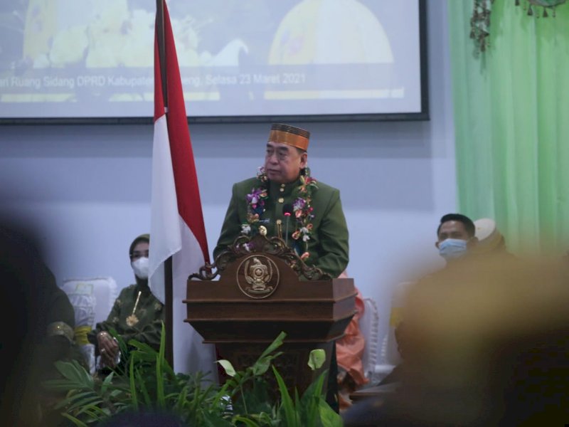 Sekprov Sulsel Abdul Hayat Gani saat menghadiri Hari Jadi Soppeng. 