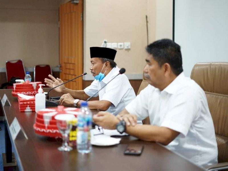 Wabup Bone Ambo Dalle. (memakai songkok) 