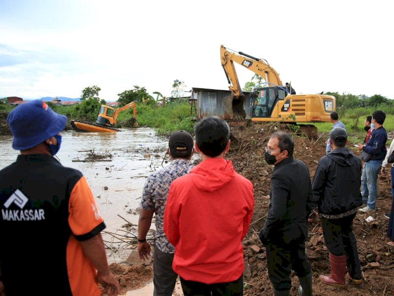 Wali Kota Makassar saat meninjau pembuatan jalur air. 