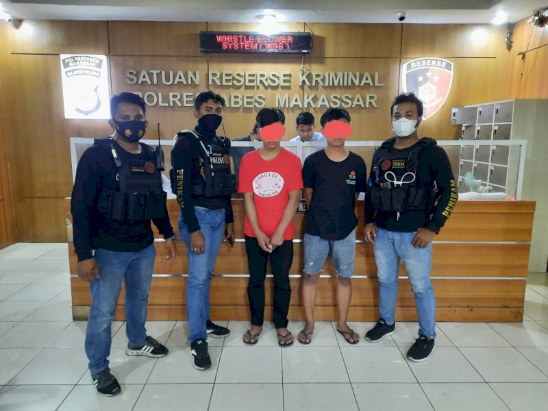 Dua pemuda yang dibekuk petugas dinihari tadi. 