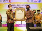 Punya Rating Baik di Media, Ilham Azikin Raih Penghargaan SMSI