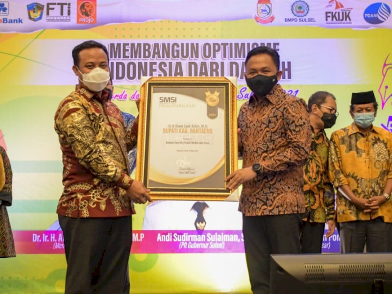 Plt Gubernur Sulsel saat menyerahkan penghargaan ke Bupati Bantaeng. 