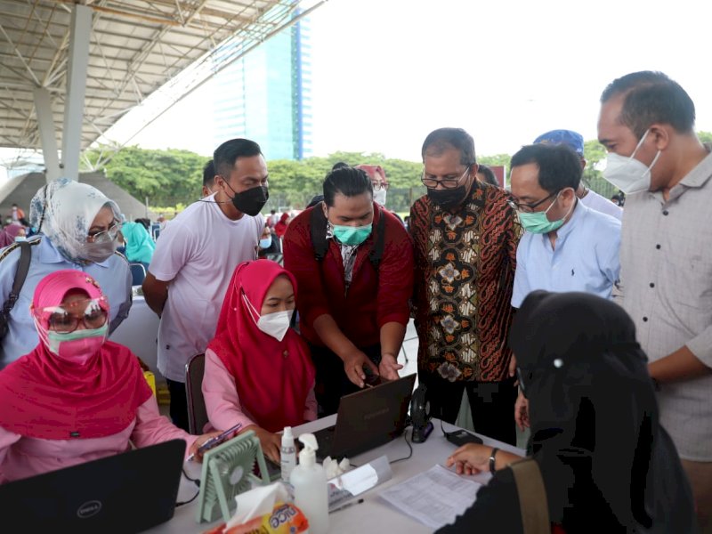 Wali Kota Makassar saat meninjau vaksinasi guru. 