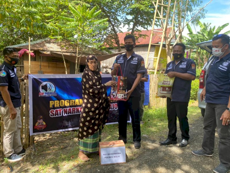 Satres Narkoba Polres Wajo membagikan sembako kepada warga kurang mampu. 