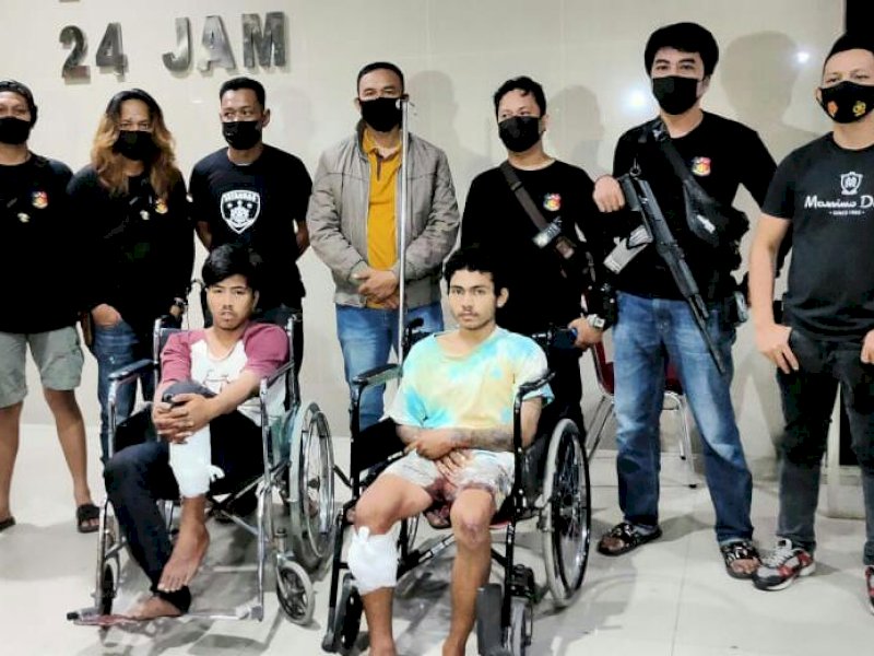 Dua begal usai ditembak diapit tim Satreskrim Polsekta Mariso. 