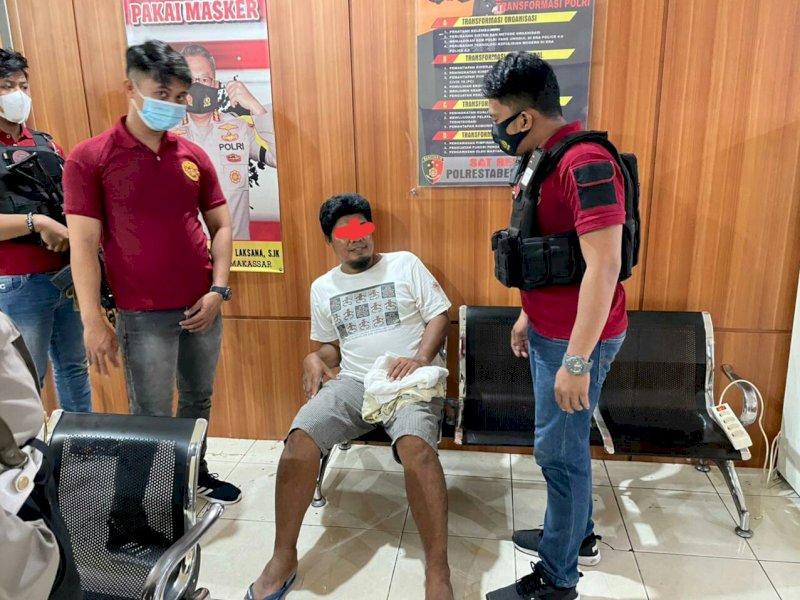 Tersangka pencabulan diamankan Tim Penikam Polrestabes Makassar. 