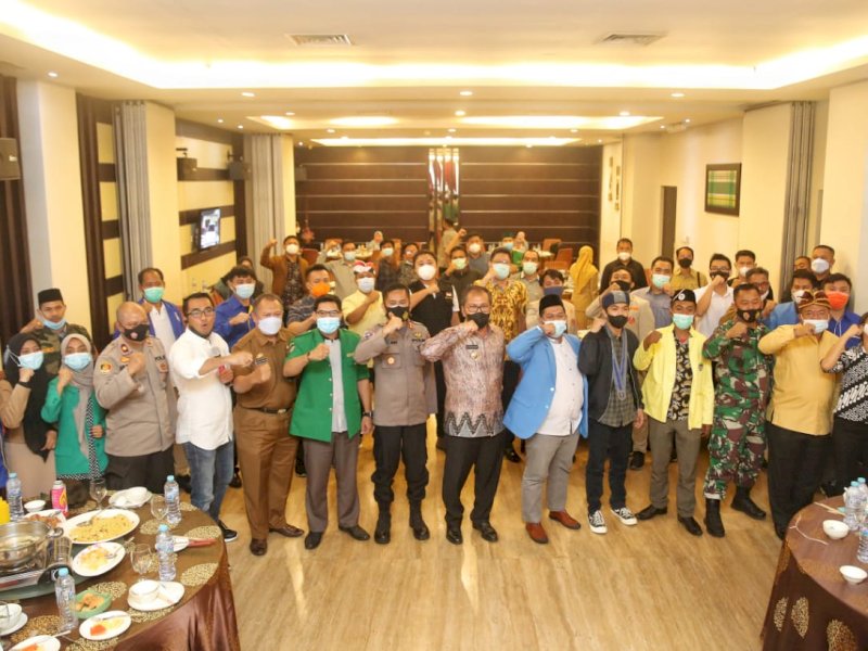 Wali Kota Makassar bersama Pemuda Lintas Agama. 