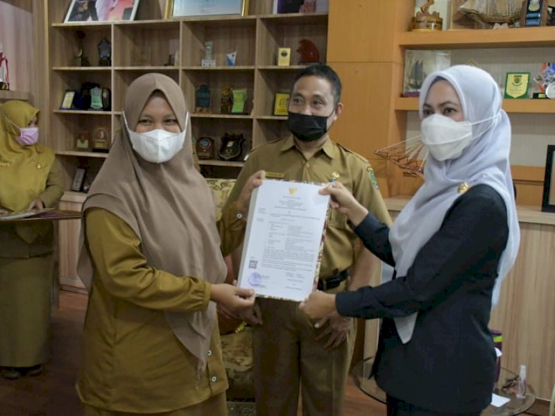 Bupati Lutra saat menyerahkan SK Kenaikan Pangkat. 