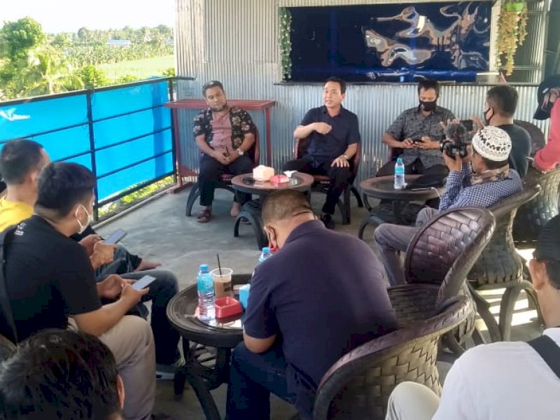 Direktur BUMD Wajo, Luqman Hamid memberi keterangan pers di Cafe Acci Callaccu Tempe kota Sengkang Selasa 3 Maret 2021. 