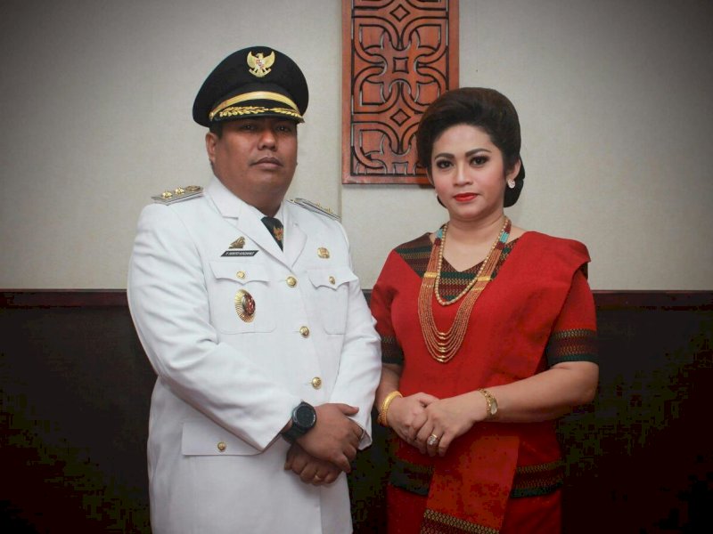 Wabup Torut Yosia Rinto Kadang dan istri. 