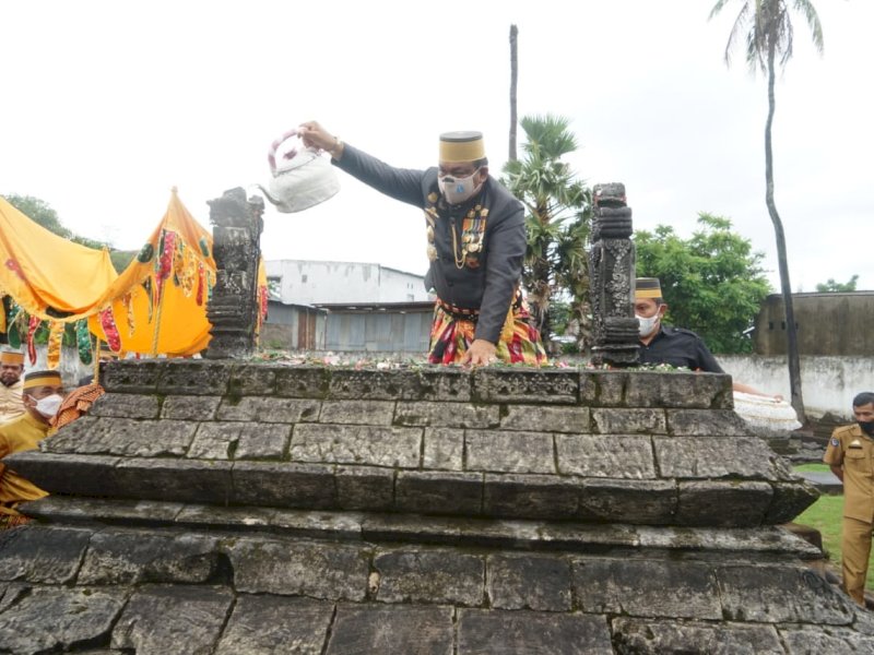 Bupati Bone Fashar Padjalangi saat ziarah ke makam Raja Bone. 