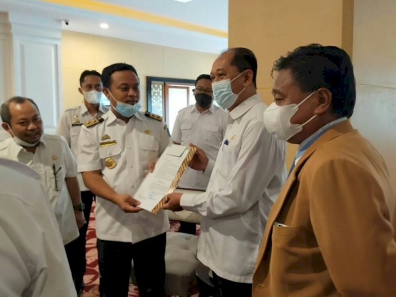 Sekda Torut didampingi Bupati Torut terpilih Yohanis Bassang saat menerima SK Plh Bupati dari Gubernur Sulsel 