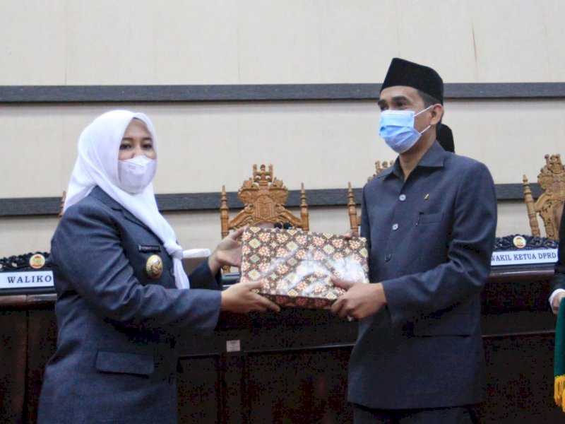 Penyerahan hasil perubahan Perusahaan Daerah BPR menjadi Perseroda. 