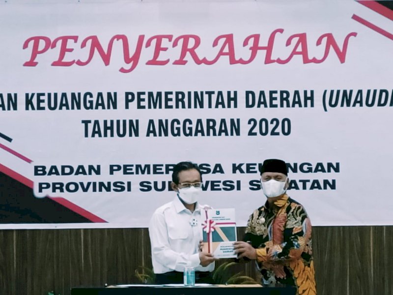 Bupati Enrekang saat menyerahlan LKPD 2020.