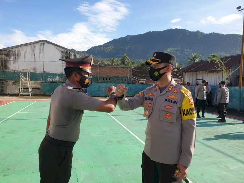 Kapolres Enrekang saat bersalaman dengan personel yang naik pangkat. 