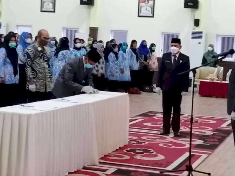 Bupati Wajo saat melantik 3 camat dan Kadis Sosial. 