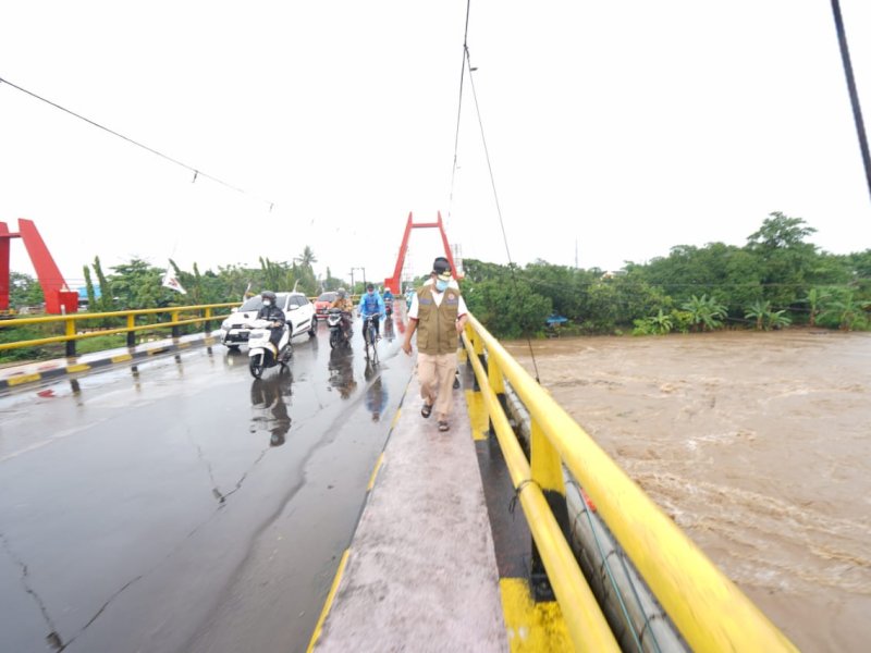 Plt Gubernur Sulse saat meninjau Sungai Jeneberang. 