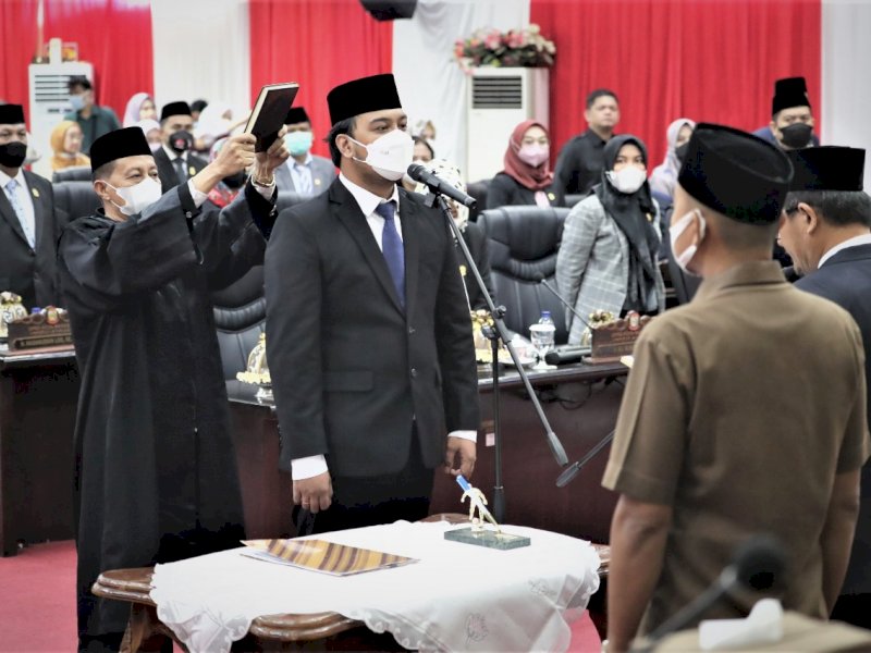 Syukran Kahfi saat dilantik jadi anggota DPRD Makassar. 