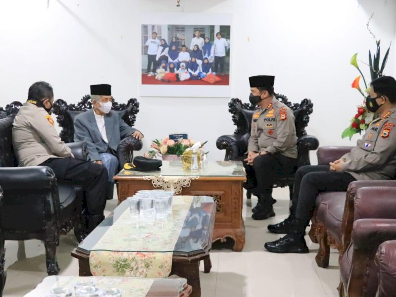 Kapolda Sulsel saat silaturahmi dengan KH Sanusi Baco. 