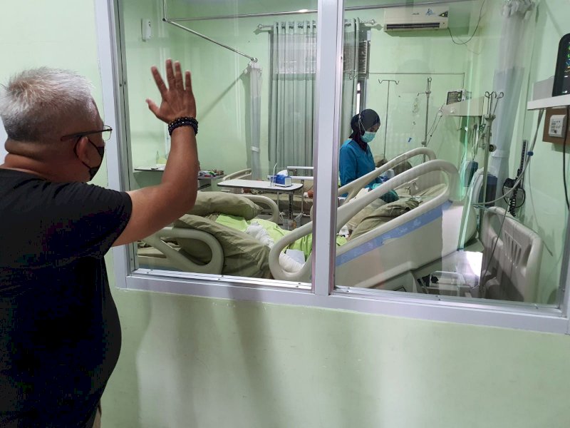 Wakil Ketua I DPRD Kota Tual, Ali Mardana mengunjungi korban bom bunuh diri Gereja Katedral di Rumah Sakit Bhayangkara, Makassar, Sabtu (3/4/2021).