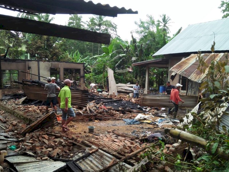 Puing-puing rumah yang terbakar di Bone. 