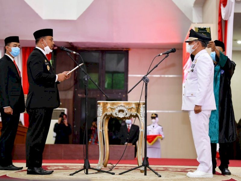 Plt Gubernur Sulsel, Andi Sudirman Sulaiman melantik Budiman sebagai Bupati Luwu Timur di Ruang Pola Kantor Gubernur, Senin (5/4) 