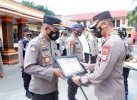 Berdedikasi Tinggi, Kapolres Tator Ganjar Penghargaan 12 Personel
