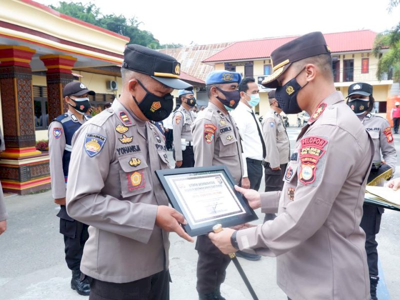 Kapolres Tator saat memberikan penghargaan ke personel. 