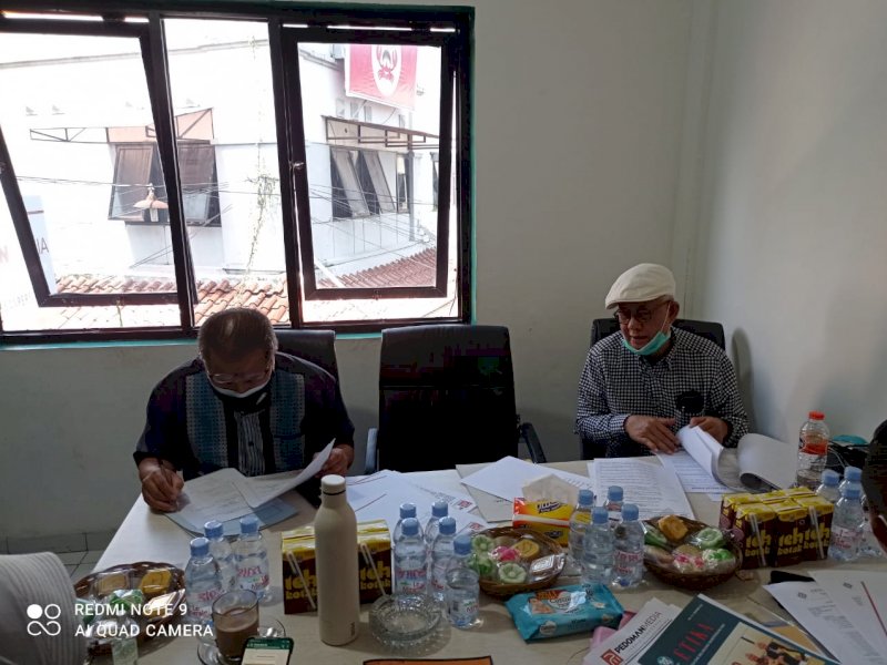 Foto bersama Tim Verifikasi Vaktual Dewan Pers dan Kru PEDOMANMEDIA. 