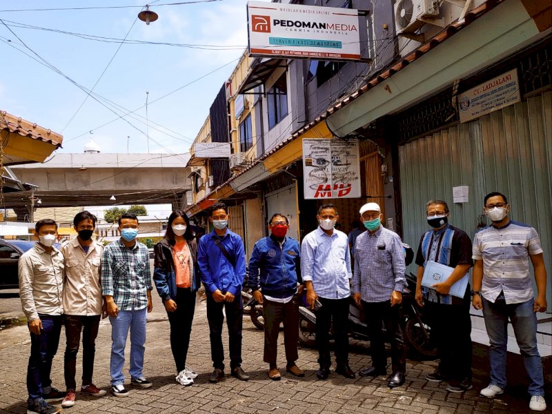 Foto bersama Tim Verifikasi Vaktual Dewan Pers dan Kru PEDOMANMEDIA. 