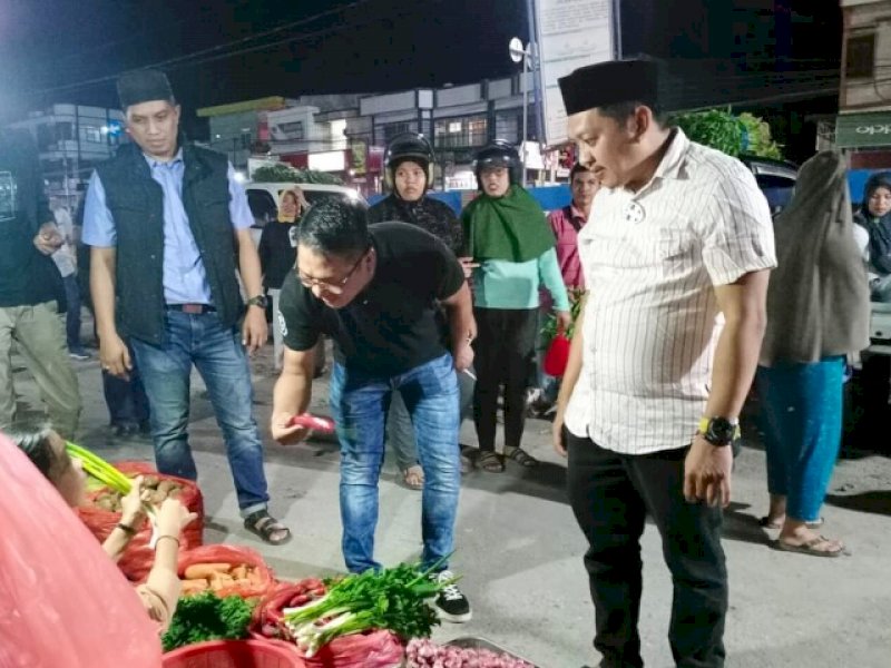 Legislator Bulukumba saat meninjau ketersediaan bahan pokok di Pasar Sentral Bulukumba. 
