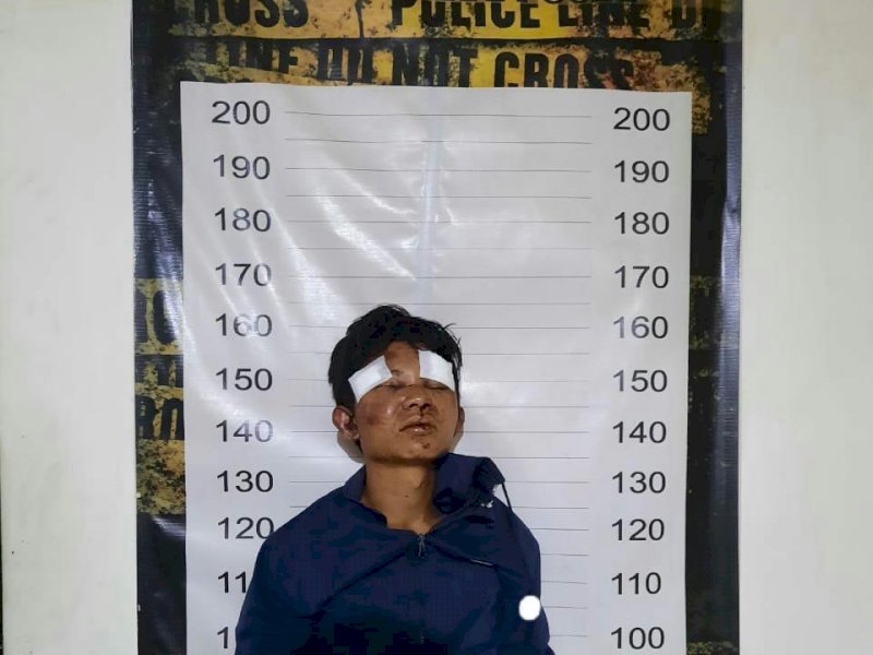 Pencuri motor saat diamankan polisi. 