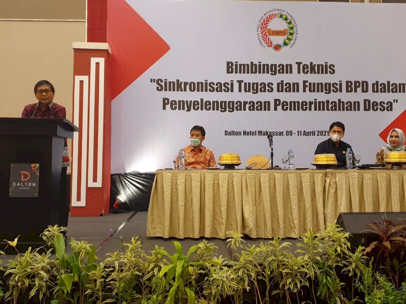 Wabup Luta Suaib Mansur saat menghadiri Bimtek Sinkronisasi Tugas dan Fungsi BPD. 