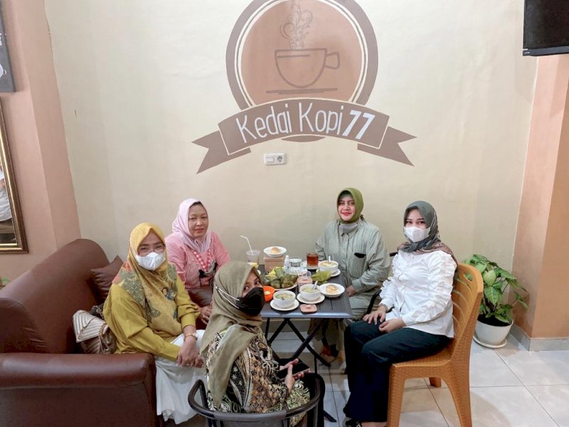 Ketua TP PKK Makassar Indira Yusuf Ismail saat berkunjung ke Kedai Kopi 77.