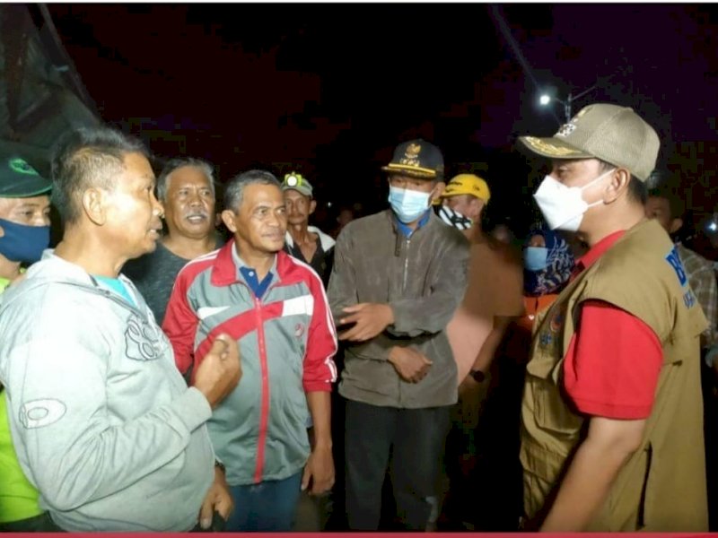 Bupati Wajo Amran Mahmud meninjau lokasi bencana puting beliung. 