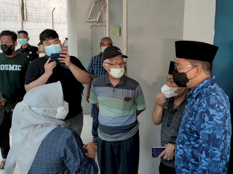 Wali Kota Makassar Danny Pomanto saat bertemu dengan keluarga Almarhum Abdul Latif. 