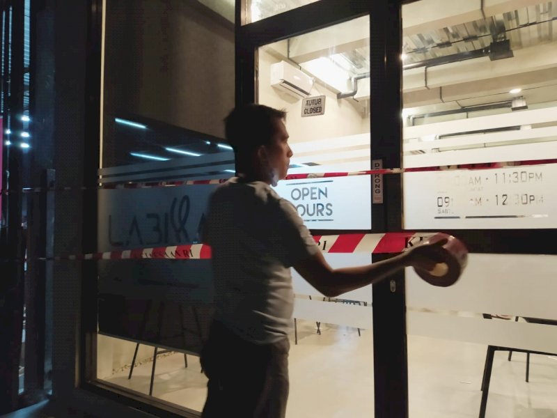 Penyidik Kejati Sulsel saat menyita cafe milik tersangka korupsi Bank Sulselbar Bulukumba. 