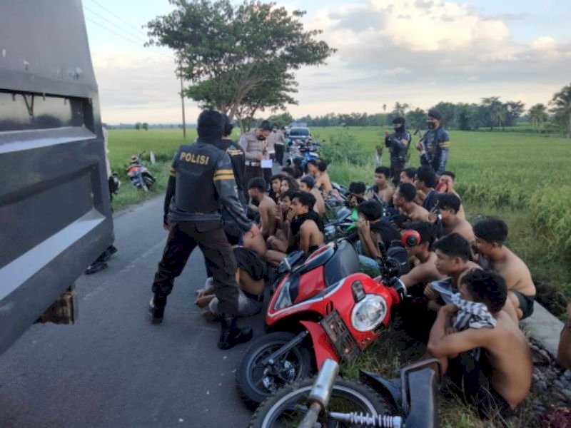 Polisi di Bulukumba saat mengamankan aksi balap liar. 