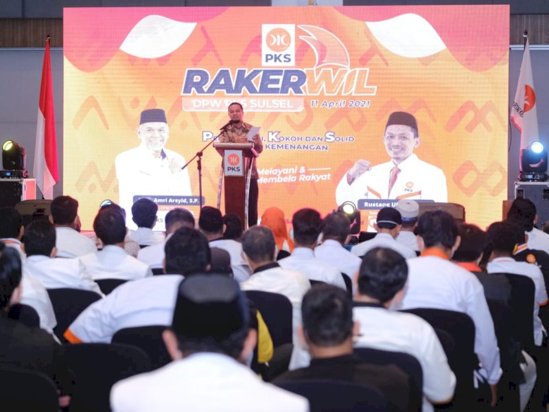 Plt Gubernur Sulsel saat menghadiri Rakerwil PKS. 